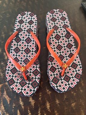 TORY BURCH FLIP FLOPS WITH SMALL HEEL